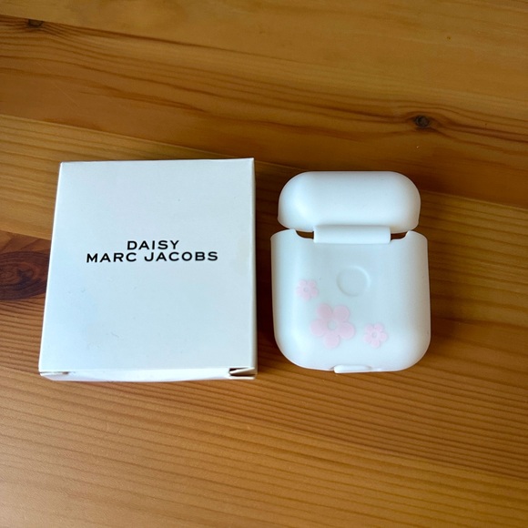 Daisy by Marc Jacobs Airpods protective case - Picture 2 of 3